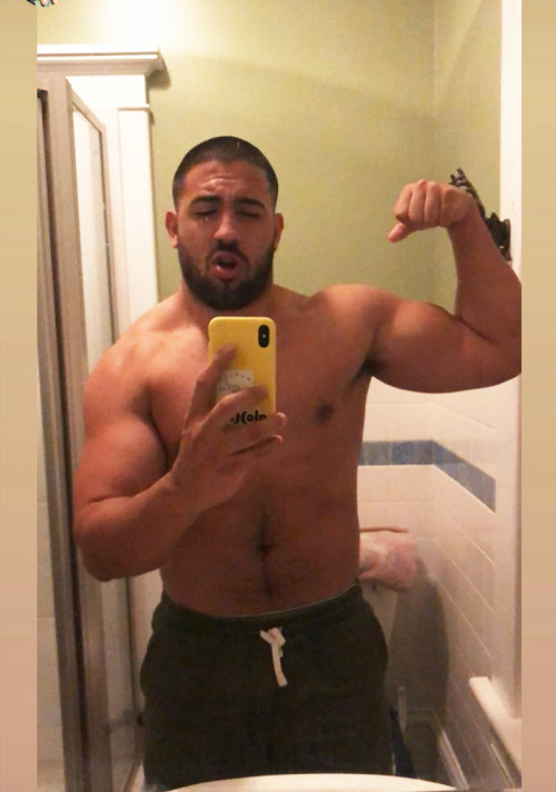 juicybros:Thick handsome muscle bro with huge biceps