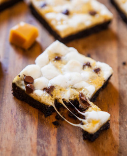do-not-touch-my-food:  Marshmallow Caramel Oreo Cookie S’mores Bars 
