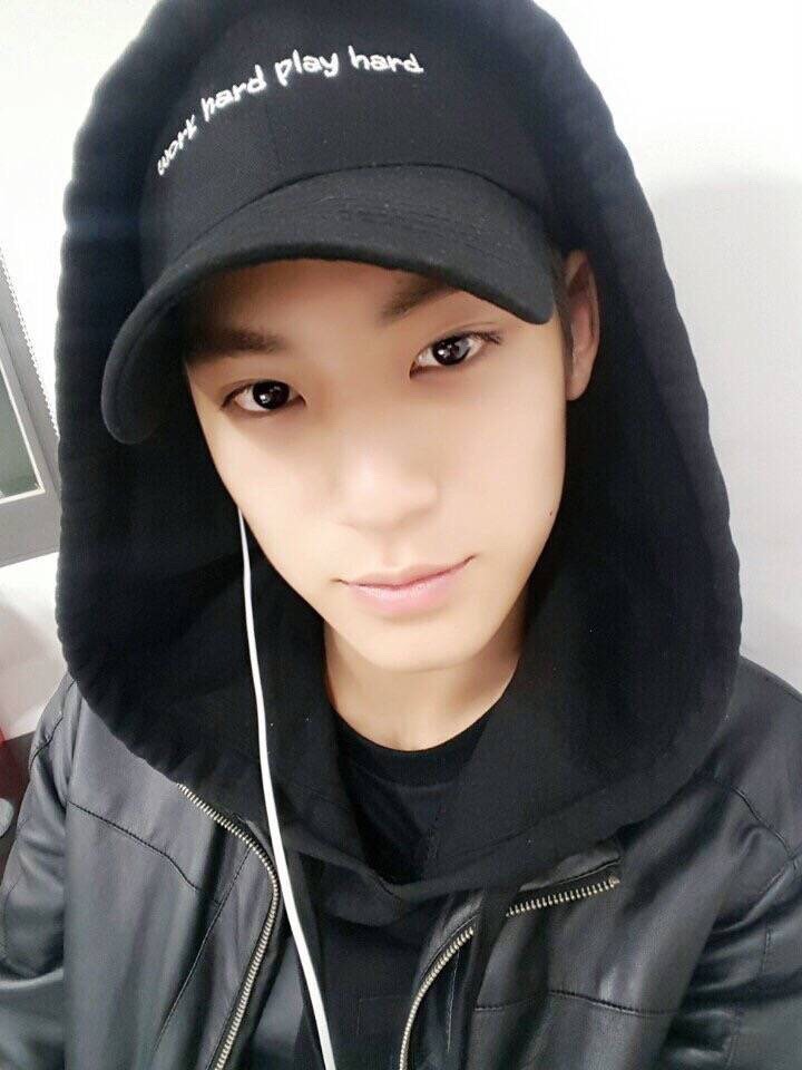 160316 Seventeen Twitter Update |  © PLEDIS_17 |  [17’s 민규]저번 보다 빨라졌지요?…ㅎ여러분 날씨 풀린다고 춥게 입지말고!! 맛있는 저녁식사 하세요!!♥우리 캐럿들 사랑해요!!!안녕~~Trans: [17’s Mingyu]It is faster this time, right?… Don’t wear too little, the weather is cold!! Have a nice dinner!!♥I love you, our Carats!!! Goodbye~~