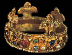 mediumaevum:  Ottonian crown on display at Essen’s cathedral treasury, ca. 1100. Long believed to be the infant crown of king of Romans Otto III Long called the Crown of St. Louis and thought to have been made in Paris, the Crown of Liège, acquired