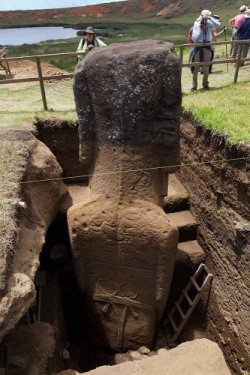 freightsick:  equivocaltruth:  queenanunnaki: Easter Island’s Statues Reveal Bodies Covered With Unknown Ancient Petroglyphs 21 January, 2014 MessageToEagle.com - Standing some 2,000 miles west of Chile, on the Easter Island, 887 mysterious giant statues