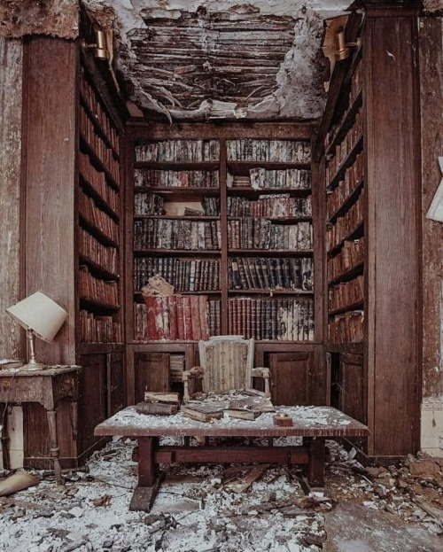 Abandoned library - France Nudes &amp; Noises  