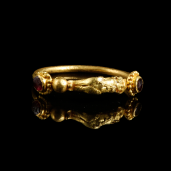 gemma-antiqua: Ancient Greek gold and garnet ring, dated to the 3rd to 2nd century BCE. The figure at the center of the ring is likely the god Eros. Source: St. James’s Ancient Art. 
