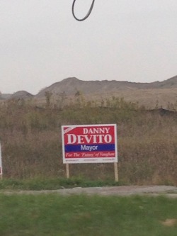 waitinforthebus:  ollivander:  THIS IS A REAL SIGN I JUST PASSED DANNY DEVITO FOR MAYOR  the gang runs for office  