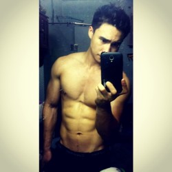 365daysofsexy:  OMG JOSH PADILLAAnd he can sing! Here he is on this week’s Sunday All Stars: http://youtu.be/nvj3_RgkhmI 