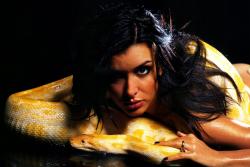 kylagolfar:  Celebrity with the snake: Jenifer Bartoli