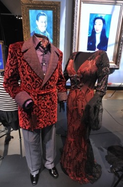 spookyloop:  Raúl Juliá and Anjelica Huston’s costumes from The Addams Family. 