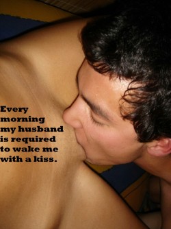 cunnilingusbliss:  a long deep kiss — with lots of tongue ! 