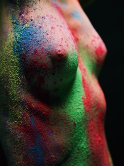 kkshot: Holi Powder nudes - close up  Je ferais de ton corps mon livre d'images aux mille couleurs..