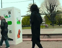 mil-caidas-mil-lecciones:  0travez:  0bstacles:  huffingtonpost:  THIS GENIUS MACHINE FEEDS STRAY DOGS IN EXCHANGE FOR RECYCLED BOTTLES The Turkish company Pugedon has created a vending machine that’s dispensing help for both the environment and our