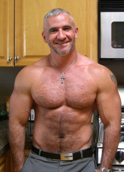 daddyhuntapp:    Here’s a very handsome Daddy to start your week off right. daddyhunt.com    