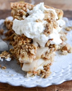 sweetoothgirl:cider bourbon apple pie with oatmeal cookie crumble