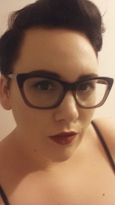 thefatdarling:  I always feel confident with dark hair and a red lip. * please don’t reblog if you are going to be an asshole I.E. fat hating bastards and fitness nazis. Thanks. *