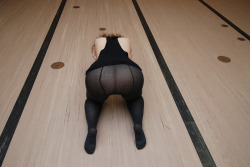 slutsabine:  My thick ass cheeks while gymnastic workout. I enjoy it o wear my super tight gymnastic leggings in front of my mate 