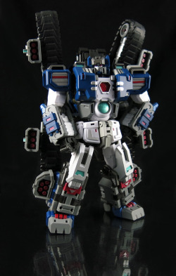 londonprophecy:  sinvraal:  Fortress Maximus Or rather, Perfect Effect’s ‘Warden’. Damn this dude is made of awesome and win. While he fills a few other forms, I got him for the amazing rendition of IDW’s Fort Max. The quality is off the charts,