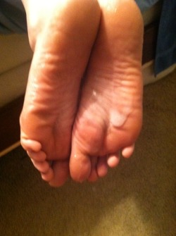 kissabletoes:  Here’s your chance boys. You tell me you want to prove to me that your worthy enough to be my loyal foot slave. Well then your mistress wants you to get on your knees and open your mouth and clean all my hubby’s cum off my gorgous feet