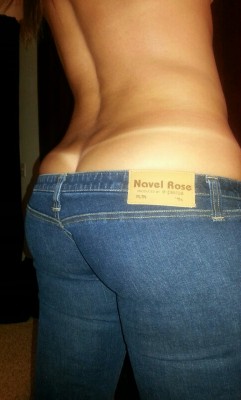sandyc4fun:  Ultra low rise jeans I bought. Thong or commando? What do you think would be hotter? 