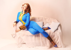 cosplayblog:   Vault Dweller (in pin-up style) from Fallout 4     Cosplayer: RGTcandy [VK | TW | YT] Photographer: Makar Vinogradov  