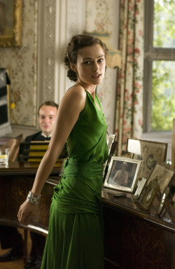 realityrogue:  lipstickstainedlove:  lesbeehive:  Les Beehive – The Atonement Green Dress  THAT DRESS THO  Just say that green dress and I know what you’re referring to 