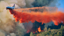 unrar:Evacuation orders have been sent to some 13,000 phone numbers as an out-of-control wildfire bears down on a community near Yosemite National Park in central California. Photo: Eric Paul Zamora/AP   