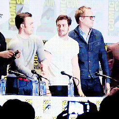 cvlwr: Chris Evans dancing during the AoU panel at SDCC 2014. [x] 