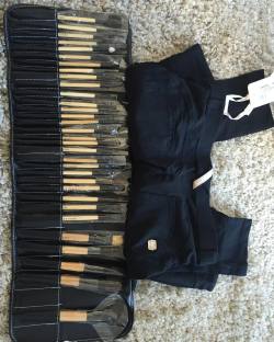 It&rsquo;s such a happy moment when your internet shopping arrives!! Bobbi Brown makeup brushes and Freddys! @freddywear @bobbibrown #happiness #shopping #makeup #makeupbrushes #freddy #freddypants #pants #leggins #tights #tight #onepieceswimsuit #swimsui