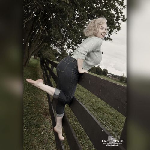 @la.la.lolita in  this casual Norma Jeane type shoot  #normajeane #pinup #retro #sweaterweather #jeans #photosbyphelps #hips #thickthighssavelives #ipulledoverforthis #nikon #godox #imakeprettypeopleprettier    Photos By Phelps IG: @photosbyphelps I make