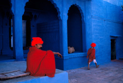 ouilavie:  Steve McCurry. India. Jodhpur. Two men in bright red traditional dress on the blue streets of Jodhpur. 1996. 