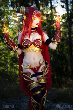 kemperfidelissg:  cosplayhotties:  Alexstrasza Cosplay from World of Warcraft. by KawaiiTine   Love me some Alexstrasza