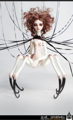 lama-armonica:  Creepy ball jointed doll by DollChateau