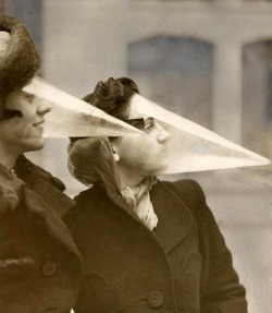 Écran facial en cas de tempêtes de neige (Canada, 1939) Face Cones - a fashionable way to protect oneself during snowstorms, 1939.