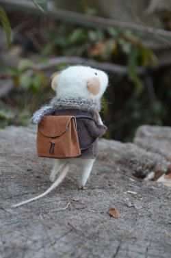 lizzywolfswood:  Little Traveler Mouse on Etsy. x 