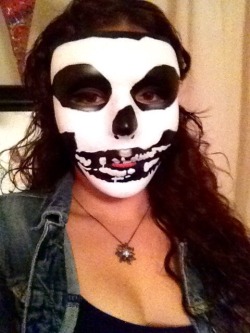 painted a misfits-inspired skull onto this mask and I&rsquo;m so proud of myself (&rsquo;: