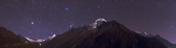 helloryanholmes:        the starry sky on the himalayas  CLICK ON THE PIC BRO  So amazing  Holy  Def click da pic  Click it or ticket 