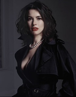 groovyscooter:  Nigella Lawson - the Goth Gourmet  @princess&ndash;kittyy this still boggles my brain. I&rsquo;m lusting after a middle aged, British Mum. I cannot. 😍