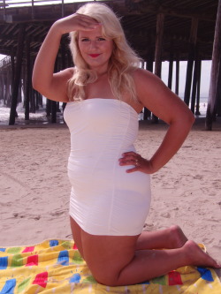 marshmallowfluffwoman:  Pismo Beach! Size 18, age 22. 