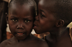 polychelles:  South Sudanese child kisses his good friend, photographed by Roberto Bombardieri