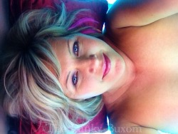 thefunkybuxom:  thefunkybuxom:  Got a few shots in the tanning bed   Me in the tanning bed