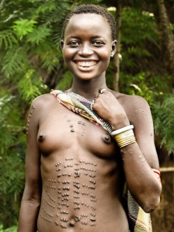 yagazieemezi:  Beautiful smile of a Bodi girl in Hana Mursi village. Ethiopia - Maramarenka, 
