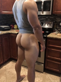 keepemgrowin: muscleorlando:   Hump Day.     “How about some cake?” 