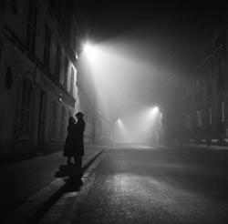 undr:  Earl leaf. Paris at night. 1948