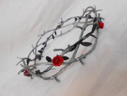 fairytalecritic:  (via Barbed Wire Crown of Thorns by FlowerFair)