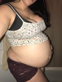 ffafeed:I wish I was twice my size. I love feeling my belly get rounder everyday. I had a date earlier and he rubbed my belly after dinner… I almost lost it