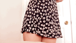 corner-oasis:Short flower dress with no panties, always Daddy’s favorite🖤