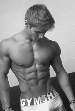 freakshow4fun:  Awesome abs and pecs. 
