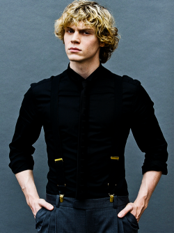 cita-spectre:  chenaults:  Evan Peters photographed by Eric Williams.  They over-processed the shit out of this picture, but I’m a sucker for suspenders. And Evan Peters. :3   ^same