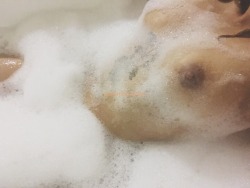 adultc0ntent:  THERES SO MUCH BUBBLES ITS SO FUN