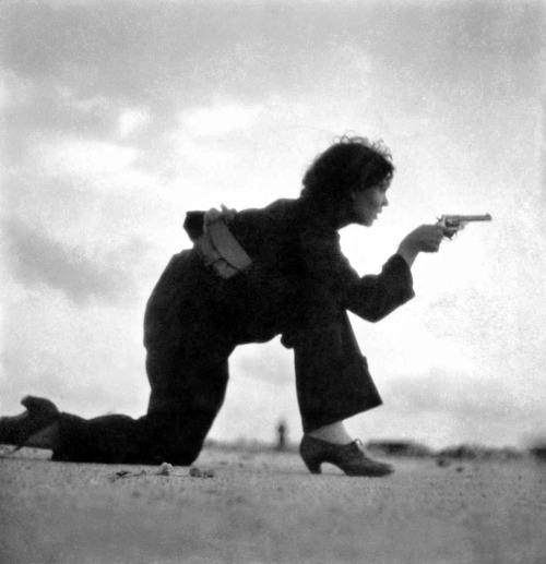 Gerda Taro - Milicienne républicaine s'entraînant sur la plage, à l'extérieur de Barcelone, Espagne, 1936.