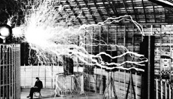 Nikola Tesla fait des essais électriques.