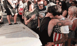 kellin-quinn-for-the-win:  you can see kellin mouthing “my boyfriend&quot; as justin and jack hug oMFG 
